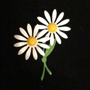 Beautiful Vintage Daisy Brooch